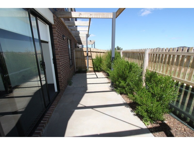 5/9 Petrea  Place, Melton West VIC 3337