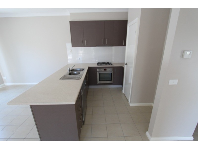 2/38 Galilee Boulevard, Melton West VIC 3337