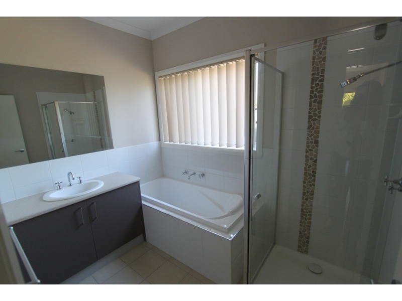 2/38 Galilee Boulevard, Melton West VIC 3337