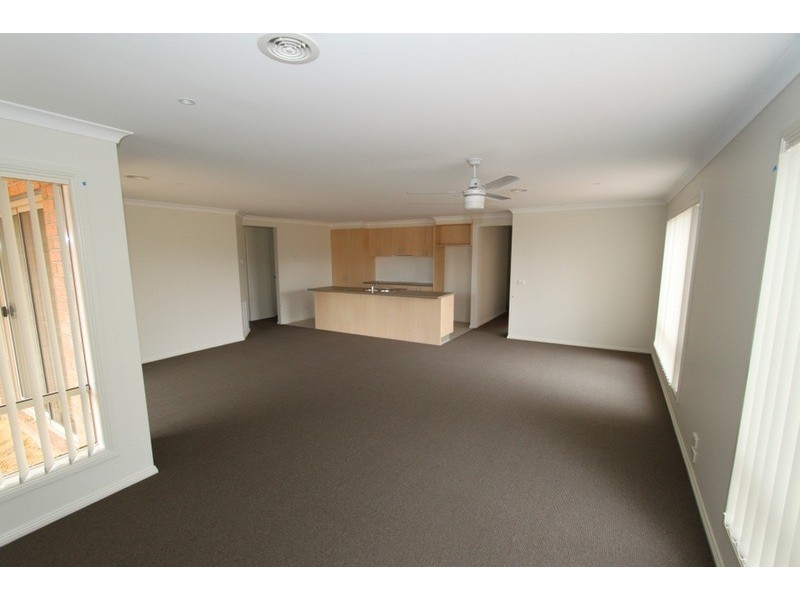 28 Barleygrass Crescent, Brookfield VIC 3338
