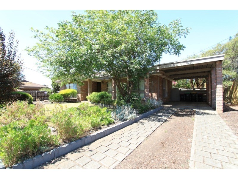 4 Bridges Street, Melton South VIC 3338