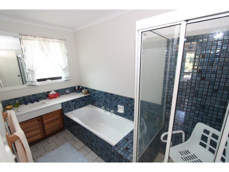 4 Bridges Street, Melton South VIC 3338