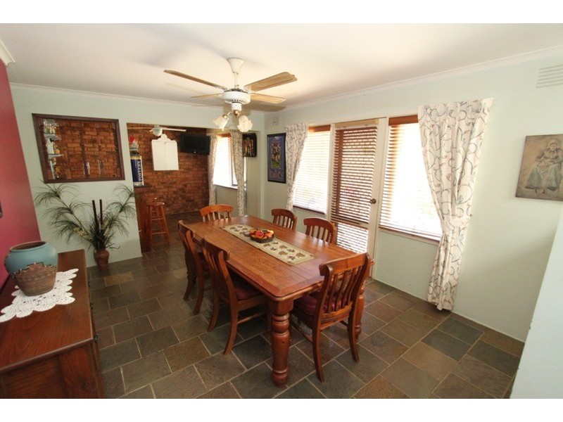 4 Bridges Street, Melton South VIC 3338