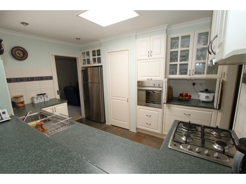 4 Bridges Street, Melton South VIC 3338