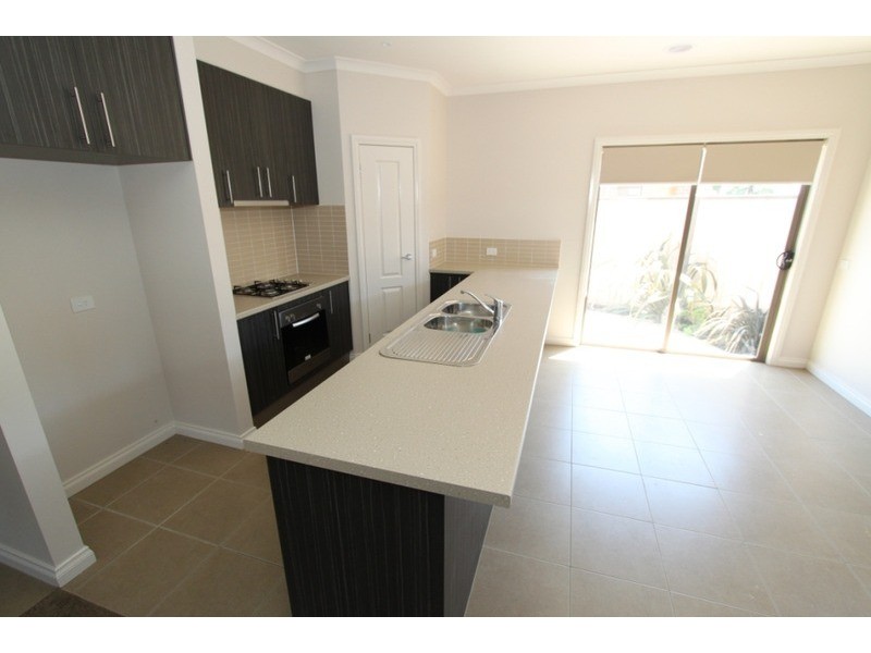 1/3 Borrowdale Road, Melton West VIC 3337