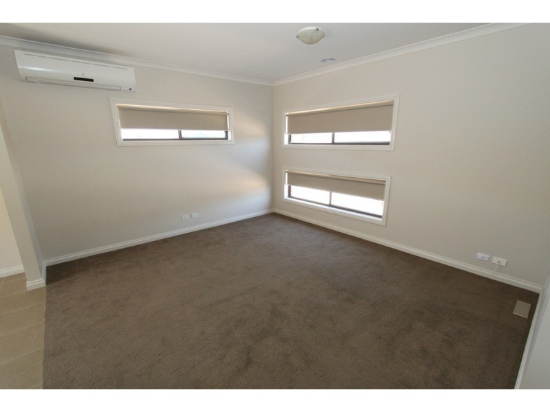 1/3 Borrowdale Road, Melton West VIC 3337