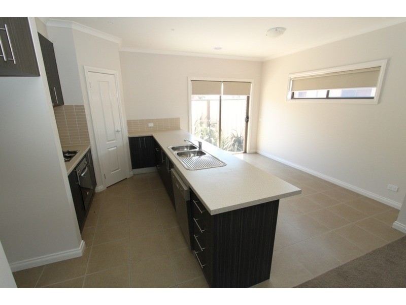 1/3 Borrowdale Road, Melton West VIC 3337