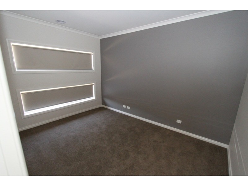 1/3 Borrowdale Road, Melton West VIC 3337