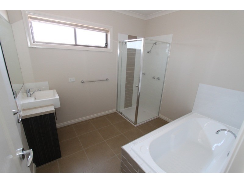 1/3 Borrowdale Road, Melton West VIC 3337