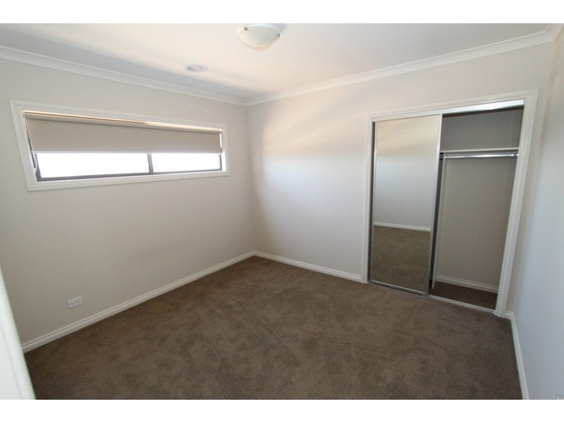 1/3 Borrowdale Road, Melton West VIC 3337