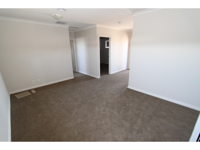 1/3 Borrowdale Road, Melton West VIC 3337