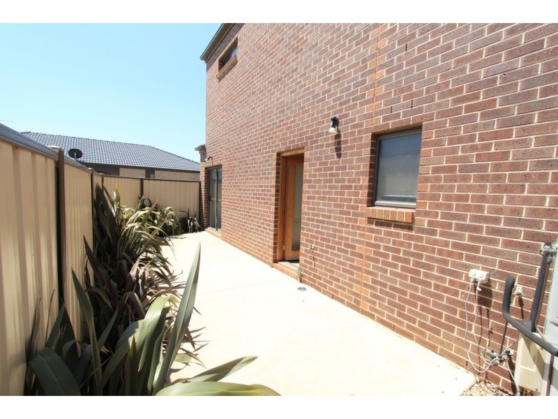 1/3 Borrowdale Road, Melton West VIC 3337