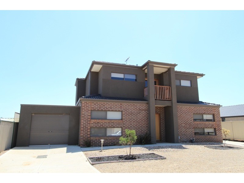 1/3 Borrowdale Road, Melton West VIC 3337