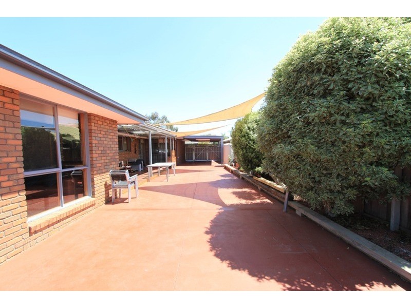 11 Peart Court, Brookfield VIC 3338