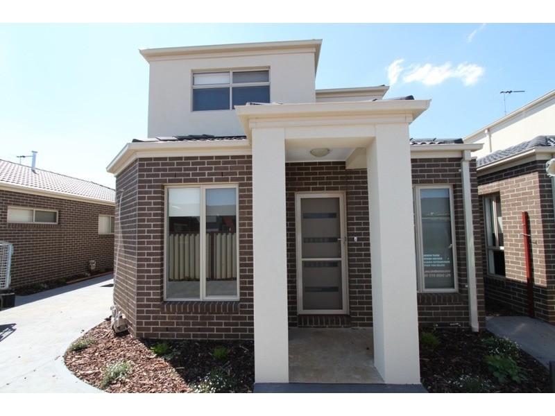 2/24 McBurnie Drive, Melton VIC 3337