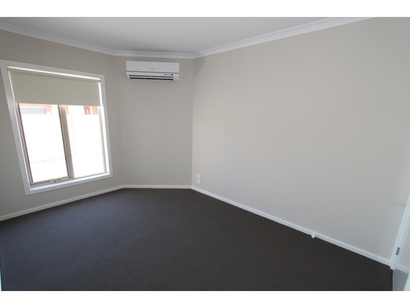 2/24 McBurnie Drive, Melton VIC 3337