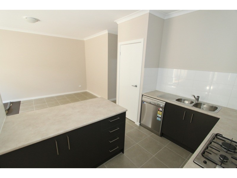 2/24 McBurnie Drive, Melton VIC 3337