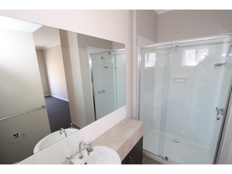 2/24 McBurnie Drive, Melton VIC 3337