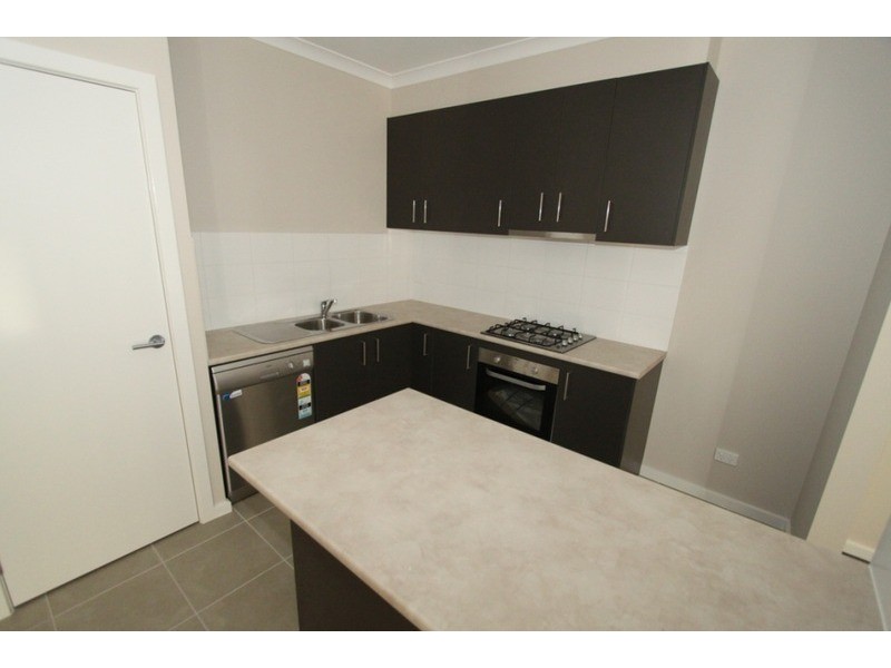 2/24 McBurnie Drive, Melton VIC 3337