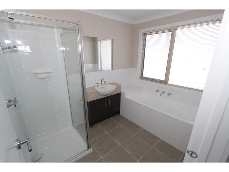 2/24 McBurnie Drive, Melton VIC 3337