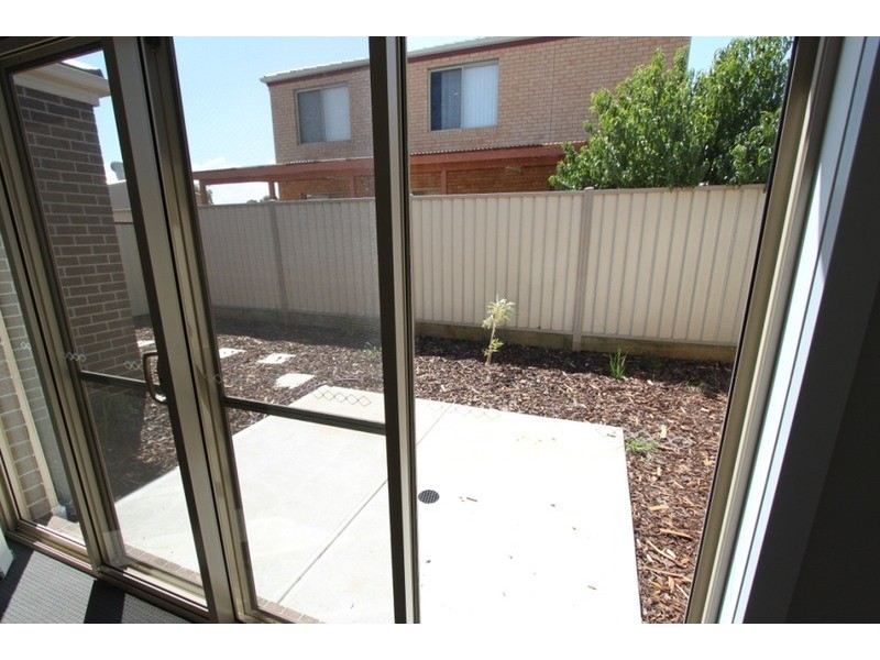 2/24 McBurnie Drive, Melton VIC 3337