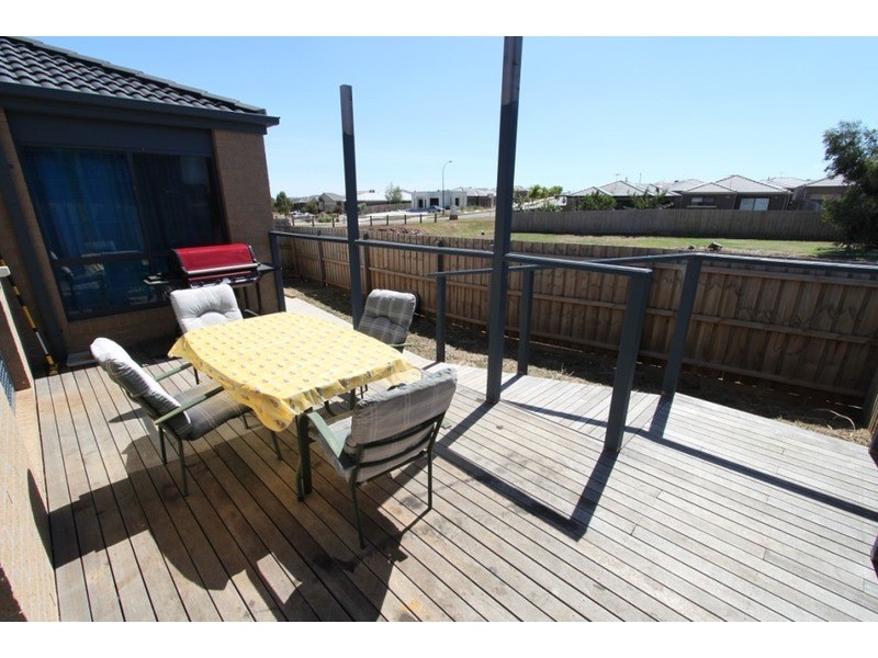 3 Petrea  Place, Melton VIC 3337