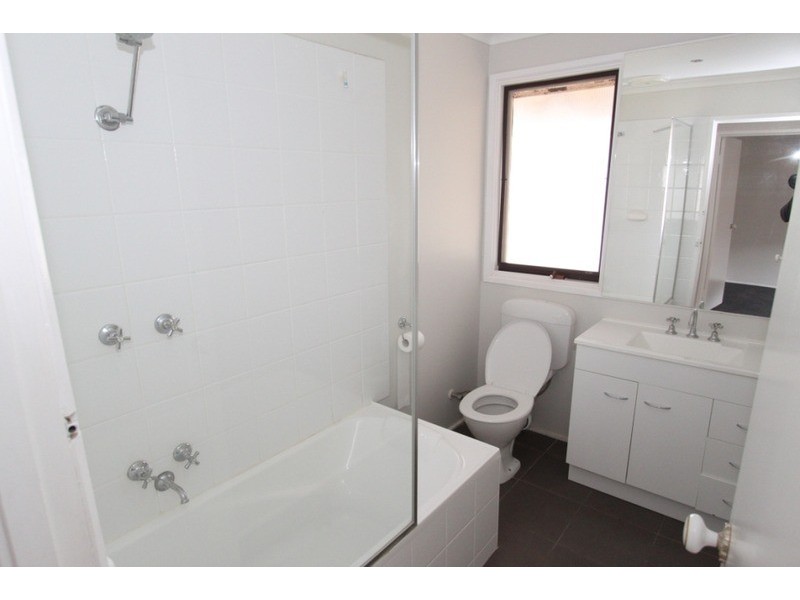 10 Lincoln Way, Melton West VIC 3337