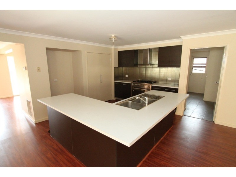 26 Lomandra Bowl, Melton West VIC 3337