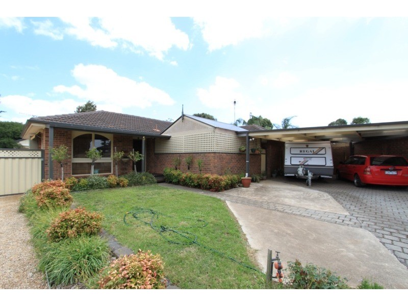 5 Patricia Place, Melton West VIC 3337