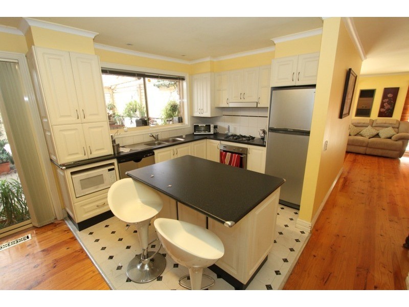 5 Patricia Place, Melton West VIC 3337