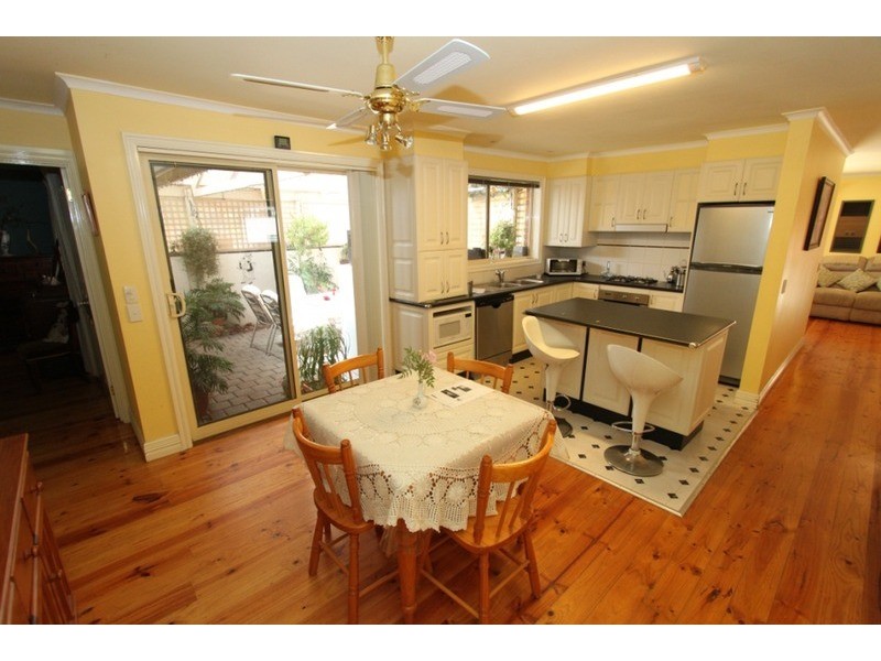 5 Patricia Place, Melton West VIC 3337