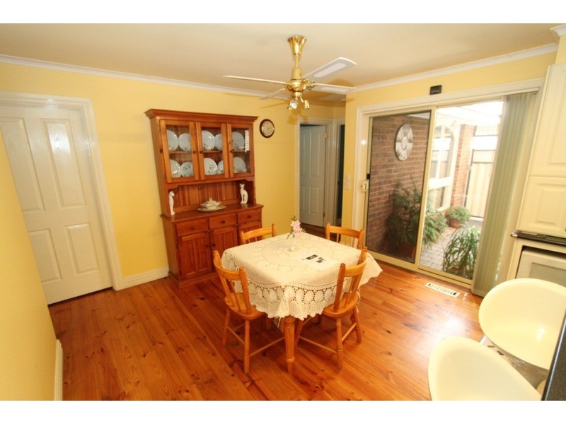 5 Patricia Place, Melton West VIC 3337