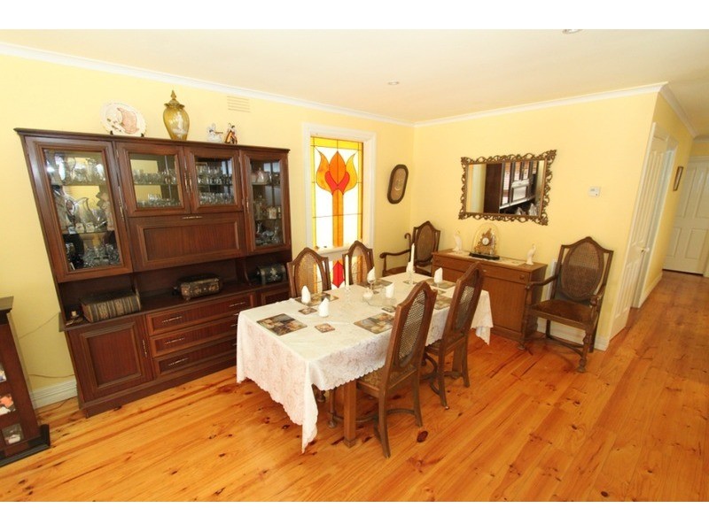 5 Patricia Place, Melton West VIC 3337