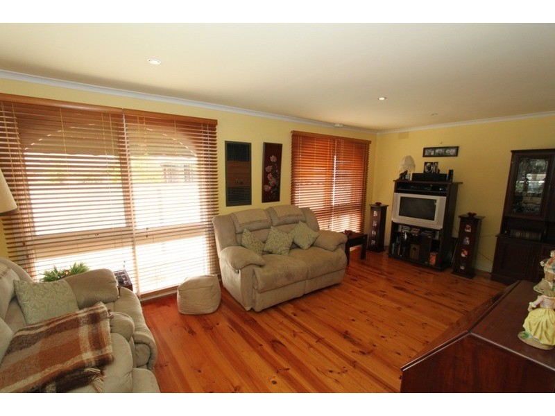 5 Patricia Place, Melton West VIC 3337