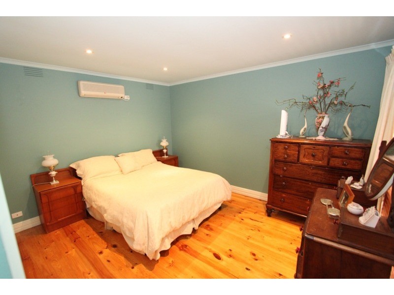 5 Patricia Place, Melton West VIC 3337