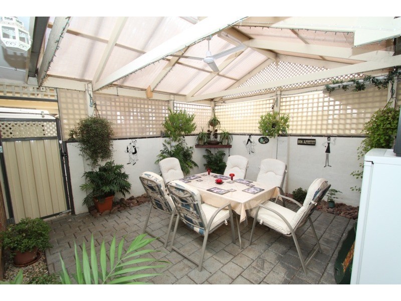 5 Patricia Place, Melton West VIC 3337