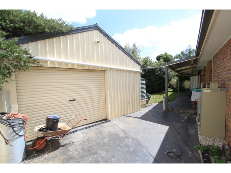 5 Patricia Place, Melton West VIC 3337