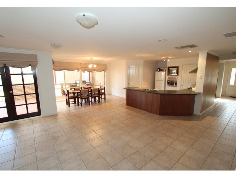 4 Dunrossil Court, Brookfield VIC 3338