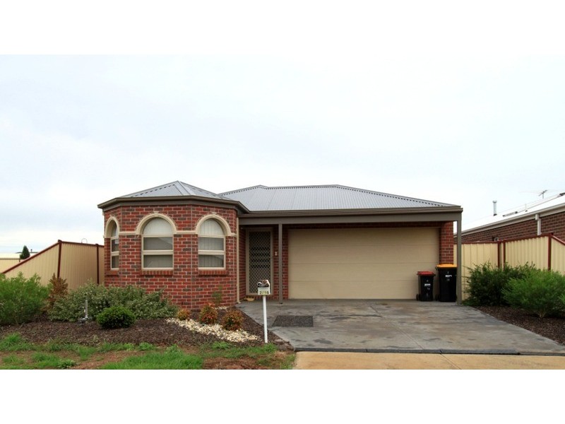 2/16 Pangbourne Avenue, Melton West VIC 3337