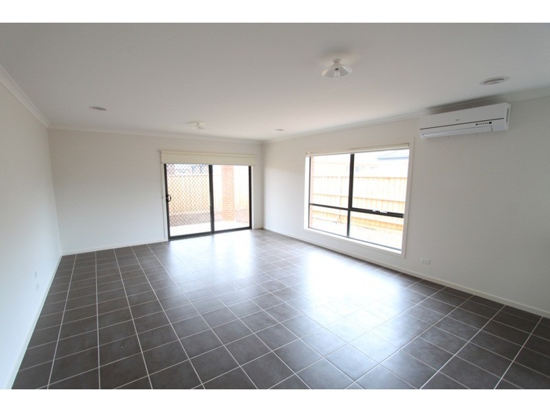 5 Leuca Avenue, Brookfield VIC 3338