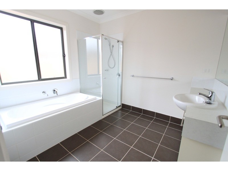 5 Leuca Avenue, Brookfield VIC 3338