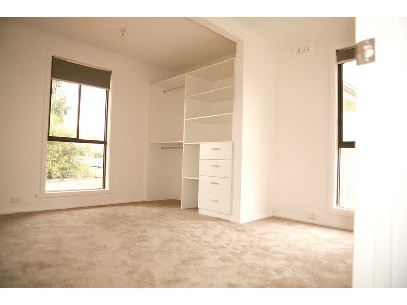 11 Lindsay Place, Melton VIC 3337