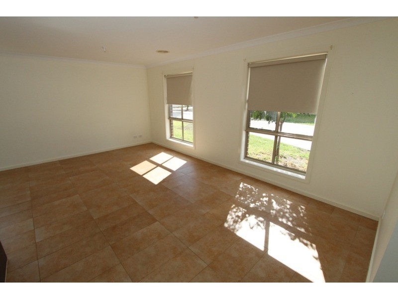 1/32 Black Knight  Way, Kurunjang VIC 3337