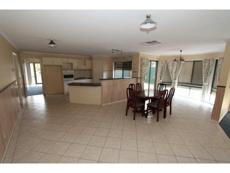 32 Fleetwood Circuit, Melton West VIC 3337