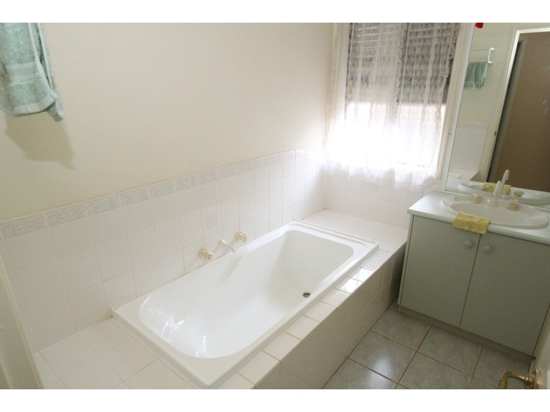 32 Fleetwood Circuit, Melton West VIC 3337