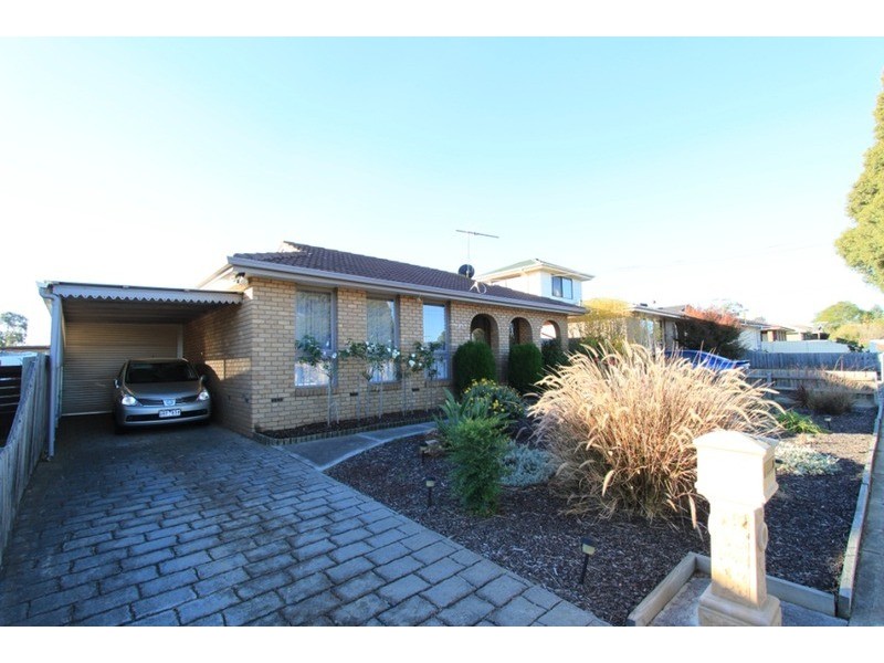 21 Vista  Drive, Melton VIC 3337