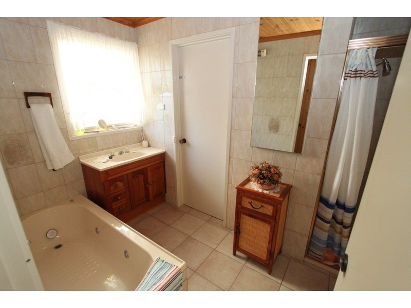 21 Vista  Drive, Melton VIC 3337