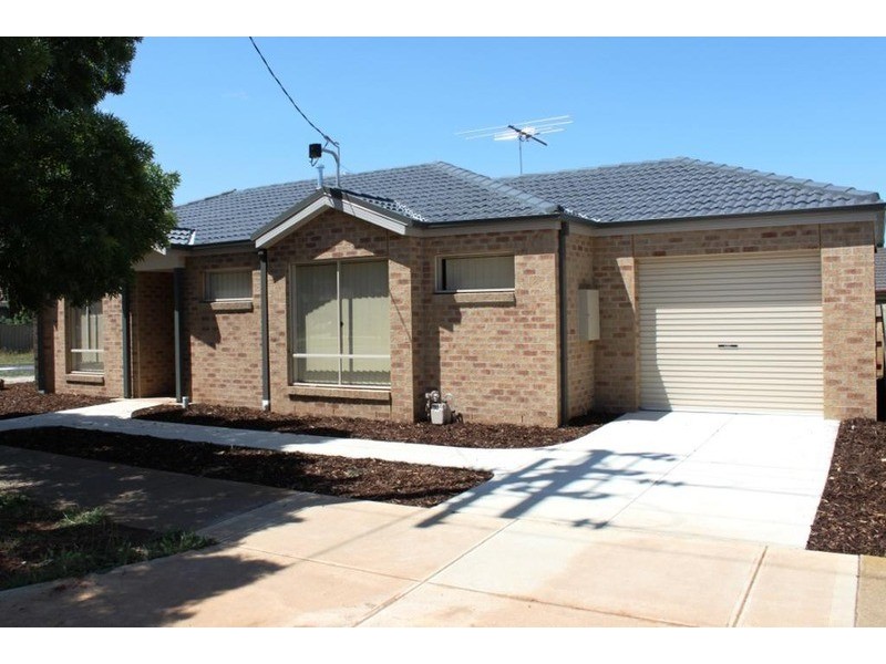 1/2 Fraser Street, Melton South VIC 3338