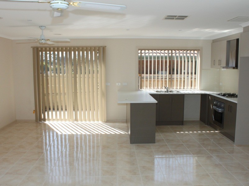 1/2 Fraser Street, Melton South VIC 3338