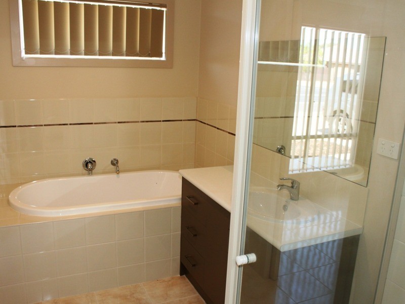 1/2 Fraser Street, Melton South VIC 3338